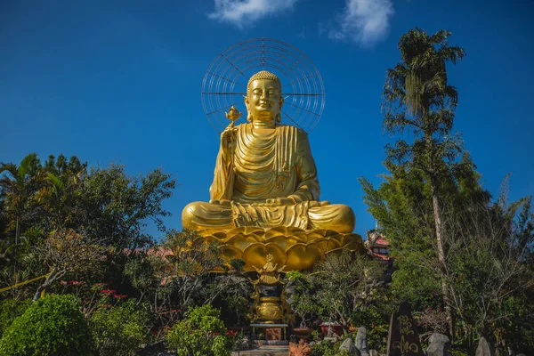 Estátua de ouro de Buda no Vietnã — Fotografia de Stock
