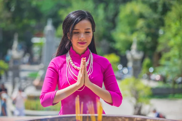 VIETNAM, NHA TRANG, FEBBRAIO 2016 - donna che prega nel tempio buddista — Foto Stock