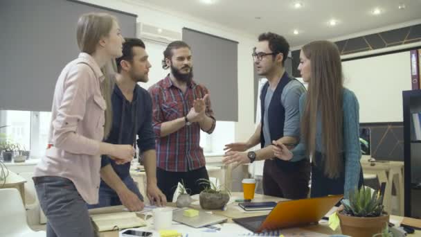 Collega's hebben een discussie rond tafel — Stockvideo