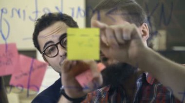 Yaratıcı ekibi beyin fırtınası ve fikir paylaşımı