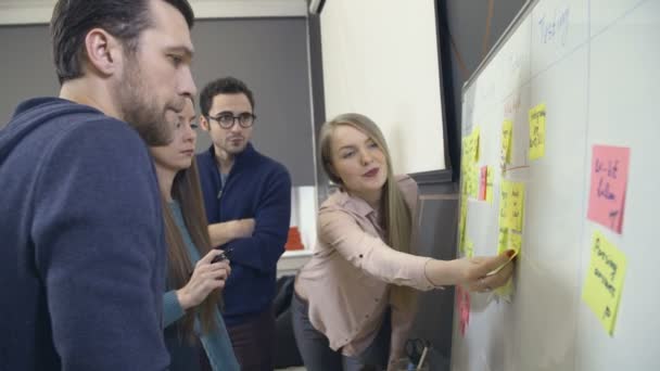 Creative business team brainstorming idei — Videoclip de stoc