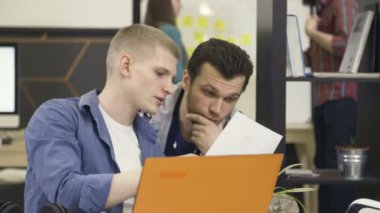 Genç ve yaratıcı iş arkadaşlarınızın iş tartışıyor