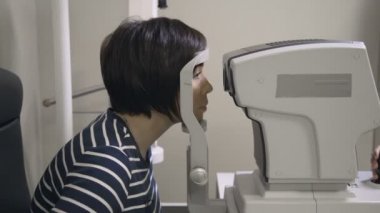 Hastaların klinik gözünde göz doktoruna inceliyor