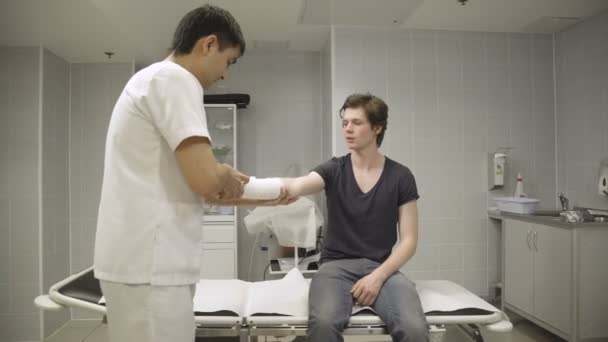 Sebész megvizsgálja a beteg — Stock videók