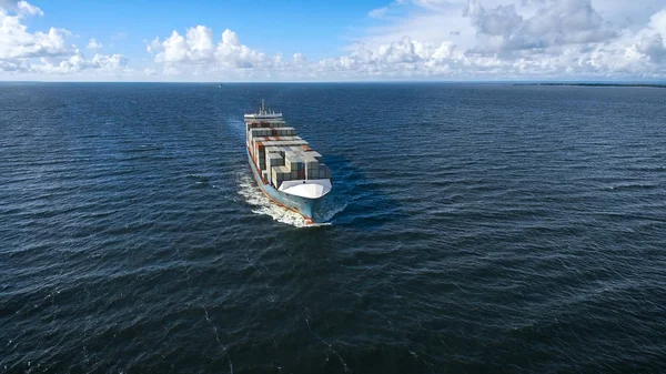 Vista aérea del buque portacontenedores navegando en el mar — Foto de Stock