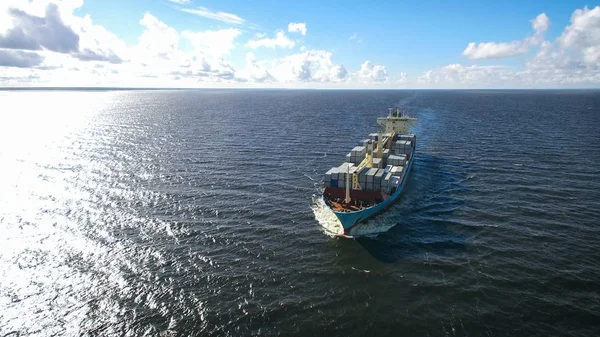 Vista aérea del buque portacontenedores navegando en el mar — Foto de Stock