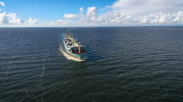 Vista aérea del buque portacontenedores navegando en el mar — Foto de Stock