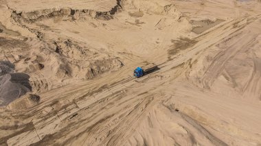 Kamyonun kum ocağında havadan görünümü