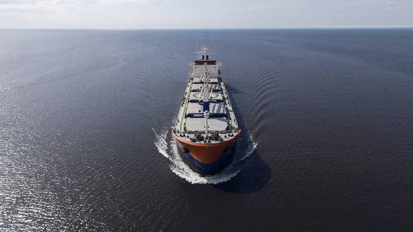 Vista aérea del buque portacontenedores navegando en el mar — Foto de Stock