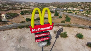 Kıbrıs - Haziran 2016 - Mcdonalds işareti otoyol yakınında