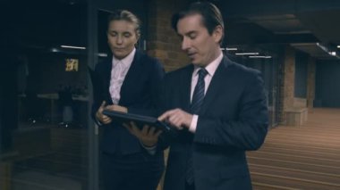 Yürüyüş ve proje tartışırken iş adamları