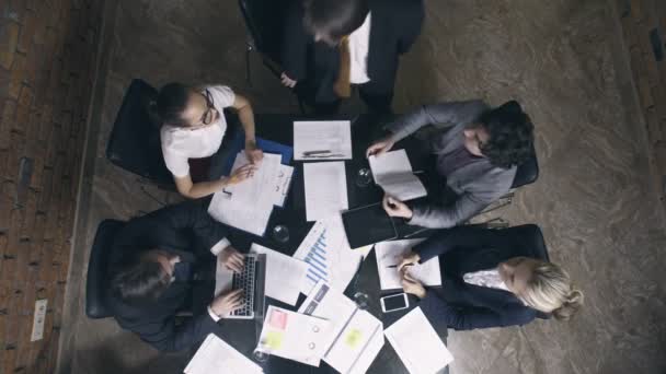 Grupo de empresarios en la sala de reuniones — Vídeo de stock