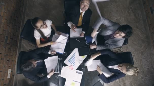Бизнес-команда выбрасывает документы и бумаги в воздух — стоковое видео