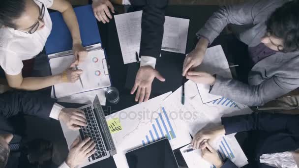 Business människor bildar händerna stack — Stockvideo