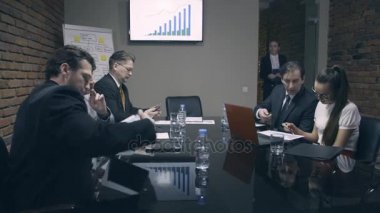 Kadın patron toplantı için gelir ve meslektaşları selamlıyor