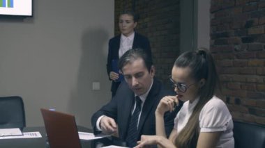 Kadın patron toplantı için gelir ve meslektaşları selamlıyor