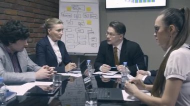 Ağır çekim. Neşeli patron meslektaşları ile konuşmak