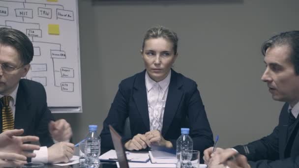 Kadın patron çalışanların hayal kırıklığına — Stok video