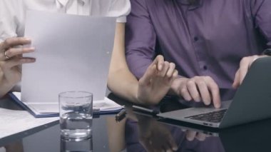 İş adamları laptop ve belgeleri çalışma grubu