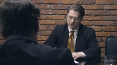 Sözleşme imzalama ve el sallayarak işadamları