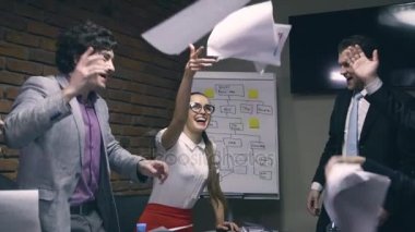 Çok yavaş hareket. İş adamları kağıtları havaya atmak.