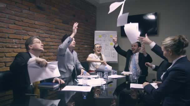 Superzeitlupe. Geschäftsleute werfen Papiere in die Luft — Stockvideo