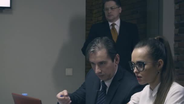 El jefe viene a saludar a sus colegas en la sala de reuniones. — Vídeo de stock