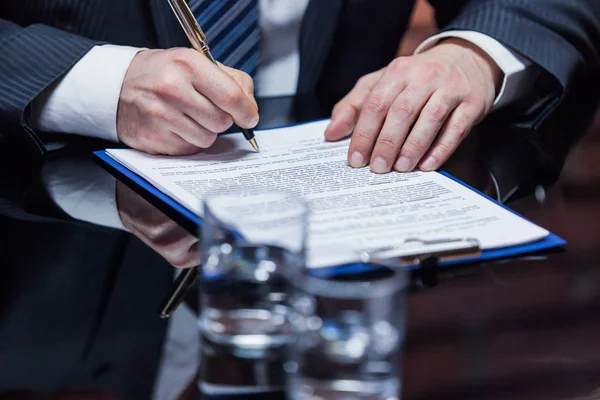 Businessman placing the signature — Stock Photo, Image