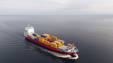 Konteyner gemisi denize yelken havadan görünümü