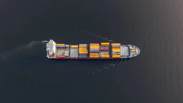 コンテナー船が海でセーリングの航空写真 — ストック写真
