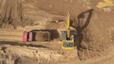 İnşaatta çalışan Ekskavatör Üstten Görünüm