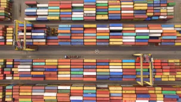Blick von oben auf das Containerterminal — Stockvideo