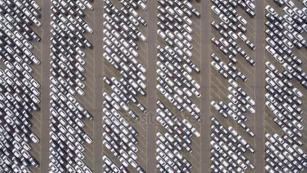 Almacenamiento de estacionamiento con coches nuevos — Vídeo de stock