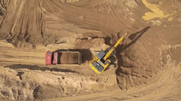 Vista superior de la excavadora trabajando en la obra — Vídeo de stock