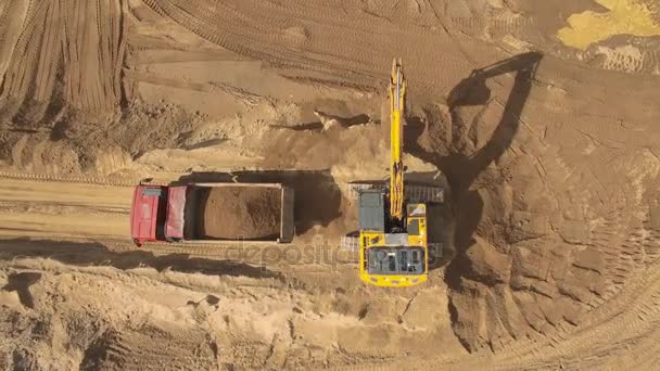 Vista superior de la excavadora trabajando en la obra — Vídeos de Stock