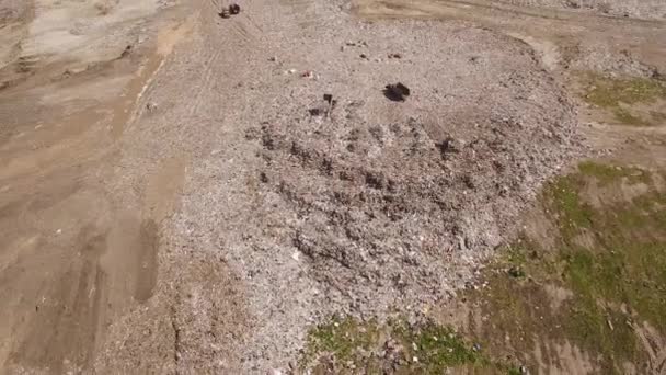 Vue aérienne d'un énorme dépotoir avec des déchets organiques 