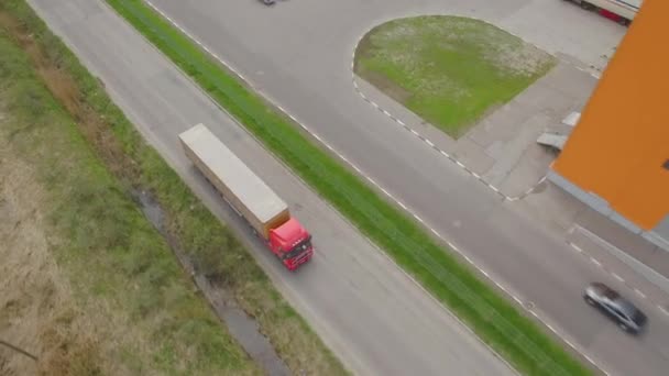 Vrachtwagen rijdt door industriële gebied — Stockvideo