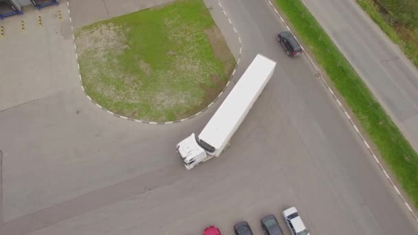 Lojistik parkının toprakları üzerinden sürme kamyon — Stok video