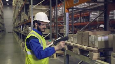 Adam kargo raf tarayıcı ile kontrol