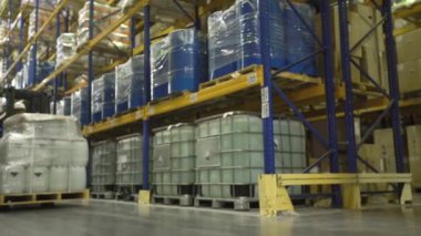 Kargo ambarında taşıma forklift adam