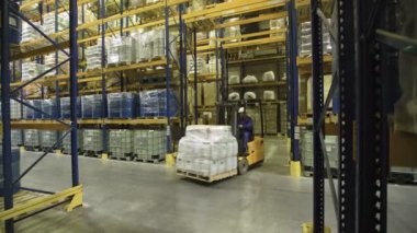 Forklift kargo taşıma işçisi