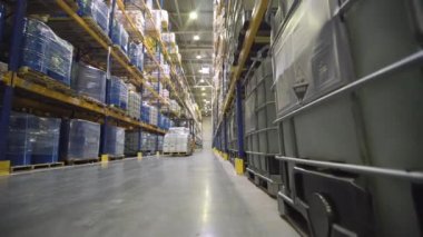 Forklift kargo taşıma işçisi