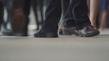 İş insanlar bacakları alttan