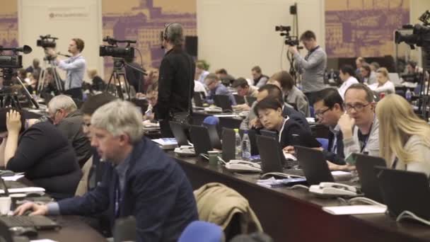 Russia, San Pietroburgo, SPIEF, GIUGNO 2017 - Giornalisti che lavorano nel centro stampa di SPIEF 2017 — Video Stock