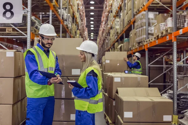 Arbeiter, die ihr Geschäft im Lager erledigen — Stockfoto