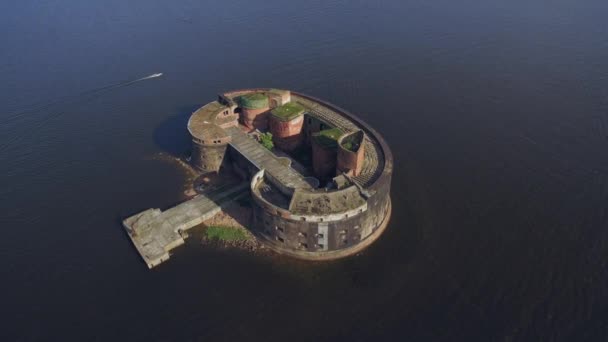 Vista aérea de Fort Alexander I perto de Kronstadt e São Petersburgo — Vídeo de Stock