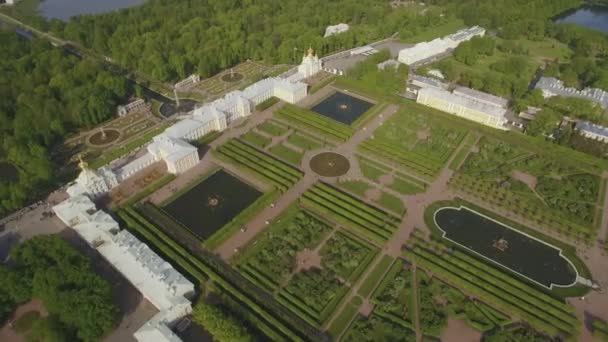Вид с воздуха на дворец Петергоф — стоковое видео