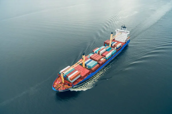 Embarcación de contenedores navegando en mar abierto — Foto de Stock