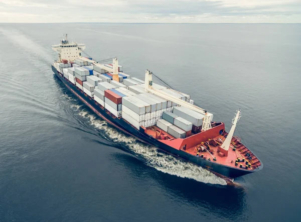 Navio porta-contentores navegando em mar aberto — Fotografia de Stock