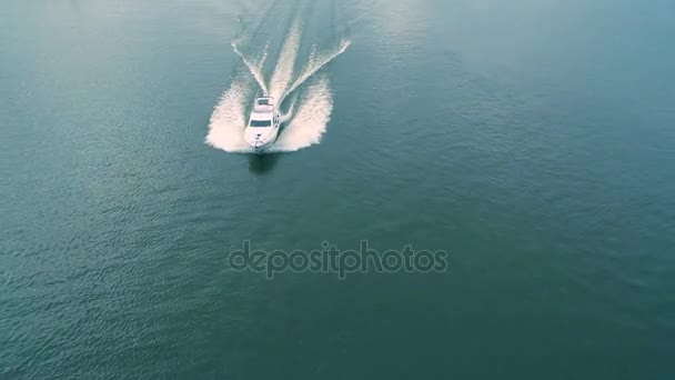 Vue aérienne du yacht flottant dans la mer — Video